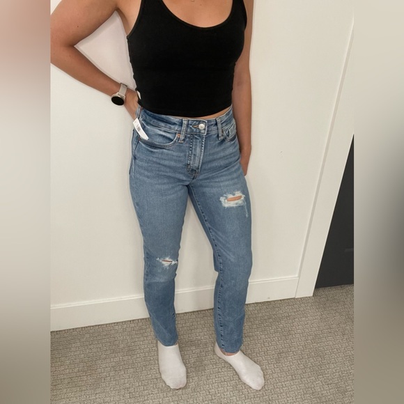 Old Navy Straight leg High Rise Jeans NEVER WORN - Picture 3 of 6